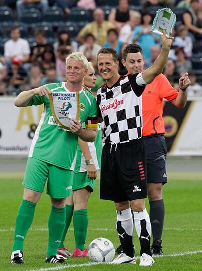 Daniela Katzenberger auf dem Fußballplatz? Das passt bei vielen nicht ins Bild - dennoch machte die Soap-Queen in Frankfurt beim Benefizturnier des Formel 1-Teams "Nazionale Piloti" eine gute Figur am Ball. Mit dabei waren neben den Motorsport-Stars um Michael Schumacher und Sebastian Vettel auch zahlreiche weitere Promis wie Elton, Tim Bendzko, Sven Hannawald, Mark Keller, Birgit Prinz, Giovanni Zarella auf dem Platz unterwegs. Sehen Sie hier die besten Bilder.