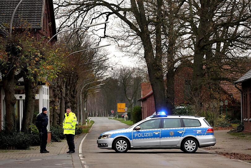 Straßensperre in Varl: Die Polizei in Ostwestfalen geht nach den Terrorschlägen von Paris einem Hinweis auf den Terrorverdächtigen Salah Abdeslam nach.