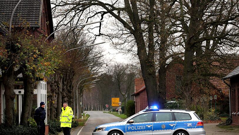 Straßensperre in Varl: Die Polizei in Ostwestfalen geht nach den Terrorschlägen von Paris einem Hinweis auf den Terrorverdächtigen Salah Abdeslam nach. Straßensperre in Varl: Die Polizei in Ostwestfalen geht nach den Terrorschlägen von Paris einem Hinweis auf den Terrorverdächtigen Salah Abdeslam nach.