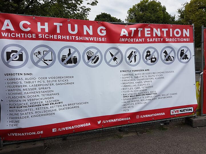 Die ersten Eindrücke vom Konzert: Alle Depeche-Mode-Fans müssen sich strengen Sicherheitskontrollen unterziehen lassen.