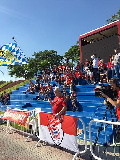 Mehrere hundert Fans sind da, hier sieht die Tribüne noch ein bisschen leer aus.