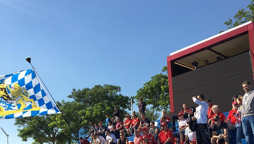 Mehrere hundert Fans sind da, hier sieht die Tribüne noch ein bisschen leer aus. Mehrere hundert Fans sind da, hier sieht die Tribüne noch ein bisschen leer aus.