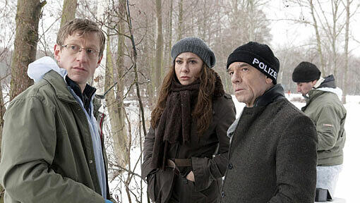Kriminaltechniker Wolfgang Menzel (Maxim Mehmet, links) unterrichtet die Hauptkommissare Eva Saalfeld (Simone Thomalla) und Andreas Keppler (Martin Wuttke) über die ersten Erkenntnisse am Tatort. Die siebenjährige Amelie ist tot in einem Boot am See aufgefunden worden. Kriminaltechniker Wolfgang Menzel (Maxim Mehmet, links) unterrichtet die Hauptkommissare Eva Saalfeld (Simone Thomalla) und Andreas Keppler (Martin Wuttke) über die ersten Erkenntnisse am Tatort. Die siebenjährige Amelie ist tot in einem Boot am See aufgefunden worden.