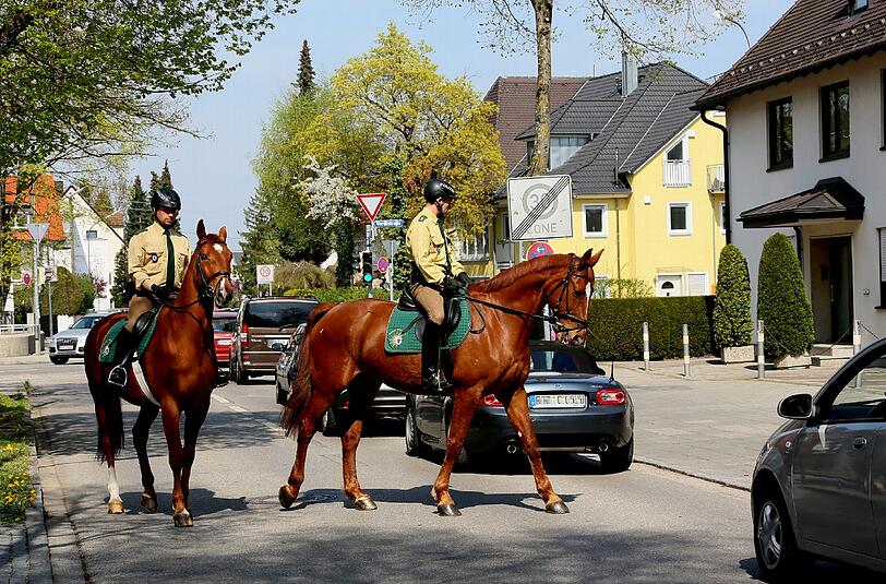 Nach Obermenzing werden die berittenen Polizisten in den kommenden Monaten auch in anderen Münchner Stadtvierteln unterwegs sein.
