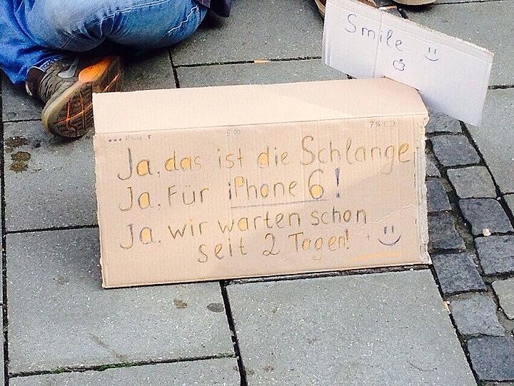 iPhone-Fans Campen vor dem Apple Store in der Münchner Innenstadt.