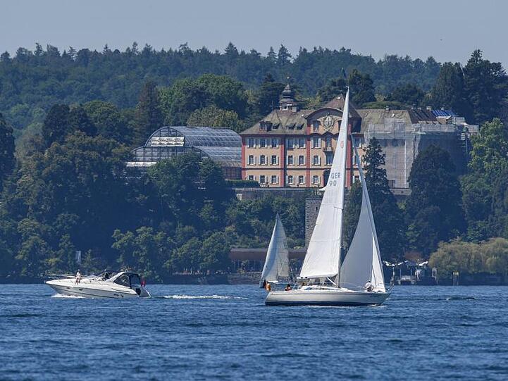 Boote fahren und segeln auf einem See. Foto: Felix Kästle