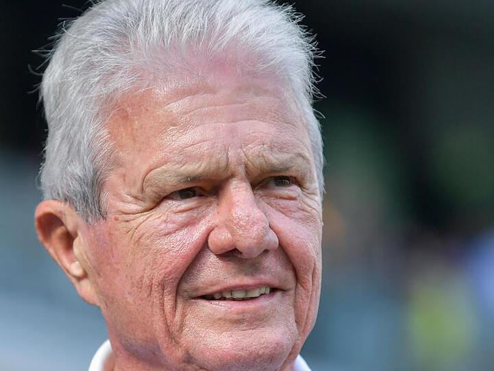 Hoffenheims Mäzen Dietmar Hopp steht im Stadion. Foto: Uwe Anspach/dpa/Archivbild