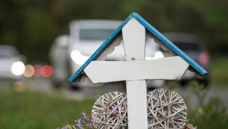Autos fahren an einem weißen Kreuz für eine Unfalltote vorbei. Die Zahl der Todesopfer auf deutschen Straßen wird dieses Jahr voraussichtlich leicht steigen. Autos fahren an einem weißen Kreuz für eine Unfalltote vorbei. Die Zahl der Todesopfer auf deutschen Straßen wird dieses Jahr voraussichtlich leicht steigen.