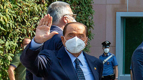 Silvio Berlusconi winkt nach seiner Entlassung vor dem Krankenhaus San Raffaele in Mailand.