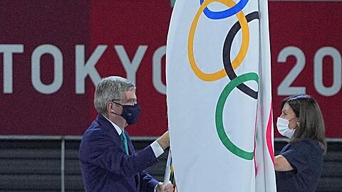 IOC-Chef Thomas Bach übergab die olympische Fahne an die Bürgermeisterin von Paris, Anne Hidalgo.