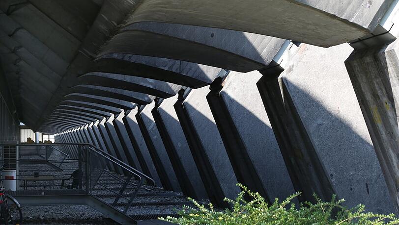Monumental: die seitlichen Stützpfeiler der großen Betonhalle.