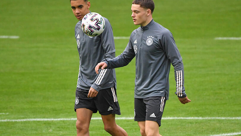 Gerade 18 Jahre alt, aber schon Stars in der Bundesliga und der deutschen Nationalmannschaft: Jamal Musiala (l.) vom FC Bayern und Leverkusens Florian Wirtz, die am Sonntag aufeinandertreffen.