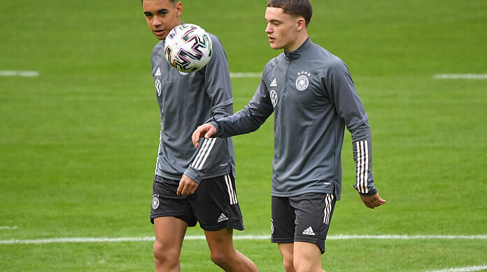 Gerade 18 Jahre alt, aber schon Stars in der Bundesliga und der deutschen Nationalmannschaft: Jamal Musiala (l.) vom FC Bayern und Leverkusens Florian Wirtz, die am Sonntag aufeinandertreffen.