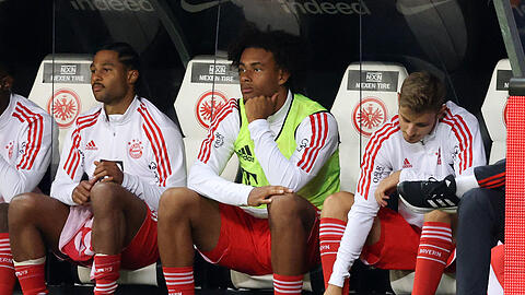 Stammplatz Ersatzbank: Josip Stanisic und Joshua Zirkzee (l.), der den FC Bayern wohl noch verlassen wird.
