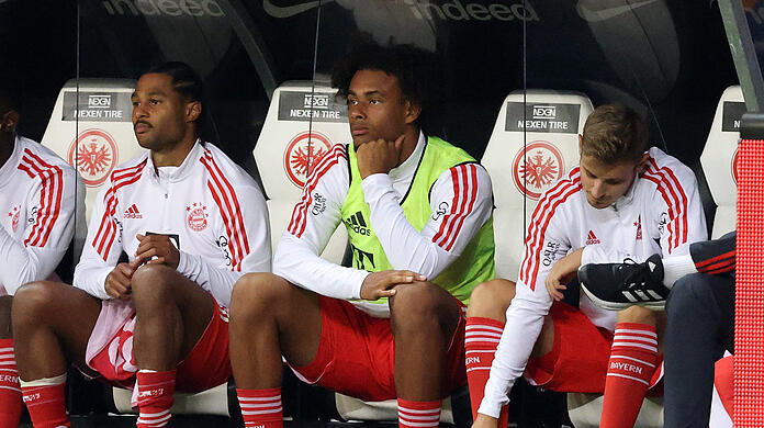 Stammplatz Ersatzbank: Josip Stanisic und Joshua Zirkzee (l.), der den FC Bayern wohl noch verlassen wird.