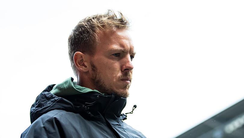 Münchens Trainer Julian Nagelsmann steht vor einem Spiel im Stadion.