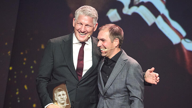 Die Bayern-Legenden Bastian Schweinsteiger und Philipp Lahm bei der "Hall of Fame" des deutschen Fußballs.
