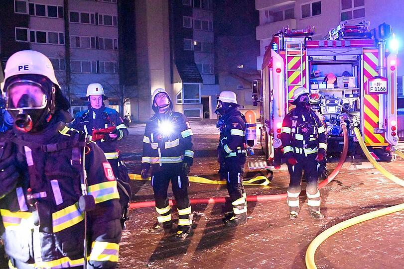 Feuerwehrleute im Einsatz am Peschelanger.