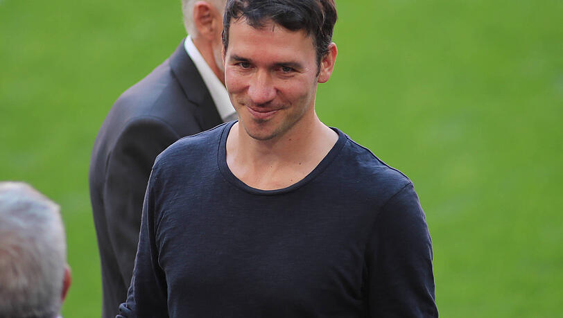 Felix Neureuther bei einem Fu&szlig;ballspiel des FC Bayern M&uuml;nchen im September 2024. Als Kind stand der einstige Wintersportler selbst regelm&auml;&szlig;ig auf dem Fu&szlig;ballplatz.
