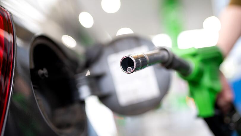 Tanken ist zuletzt billiger geworden - dem ADAC geht es nicht schnell genug. (Archivbild)