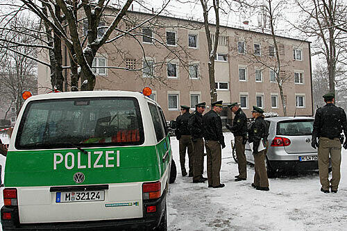 Polizei vor dem Haus, in dem am Samstag eine Frau erschossen wurde.