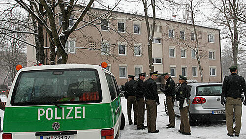 Polizei vor dem Haus, in dem am Samstag eine Frau erschossen wurde. Polizei vor dem Haus, in dem am Samstag eine Frau erschossen wurde.