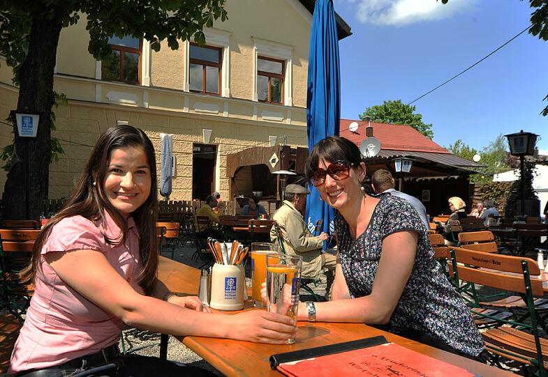 Individuell, überschaubar, gemütlich: Marielle und Julia im S&rsquo;Truderinger Wirtshaus.