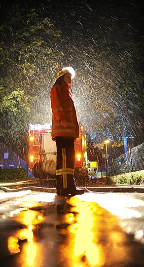 Ein heftiges Unwetter hat am Mittwochabend zahlreiche Keller im Landkreis Schaumburg geflutet. In Rinteln war die Feuerwehr mit 250 Kräften im Einsatz.