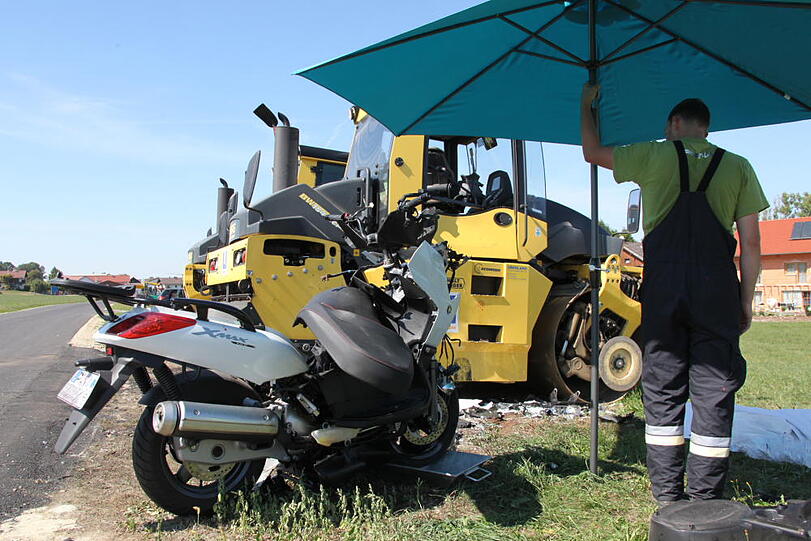 Böser Motorradunfall in Massing (Kreis Rottal-Inn): Ein Biker prallt frontal gegen eine Dampfwalze.