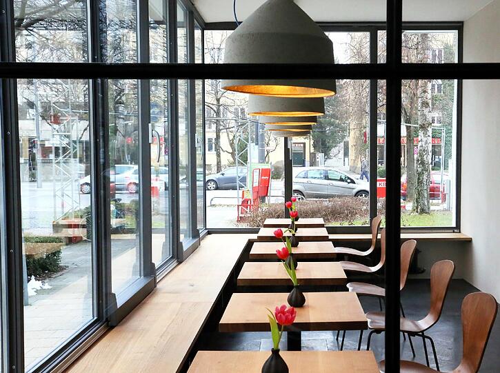 Direkt an die Rösterei angeschlossen ist ein kleines Café.