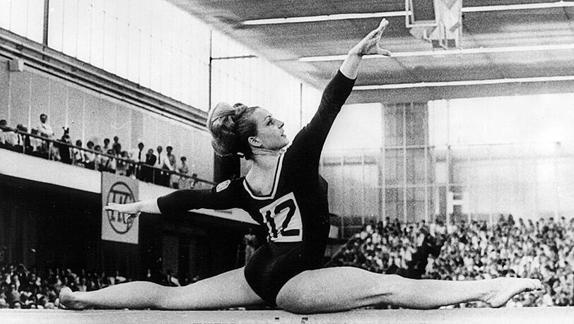Vera Caslavska gewann bei den Olympischen Spielen 1964 in Tokio und 1968 in Mexiko-Stadt insgesamt sieben Goldmedaillen. Insgesamt holte sie sich in ihrer Karriere 22 internationale Titel. Vera Caslavska gewann bei den Olympischen Spielen 1964 in Tokio und 1968 in Mexiko-Stadt insgesamt sieben Goldmedaillen. Insgesamt holte sie sich in ihrer Karriere 22 internationale Titel.