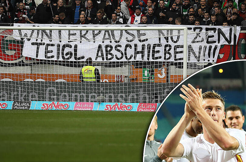 Das fiese Plakat und die auslösende Geste: Teigl bedankt sich bei den Leipziger Fans.
