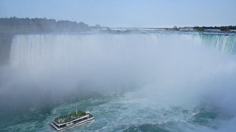 Die Niagara Fälle fließen zwischen den USA und Kanada.