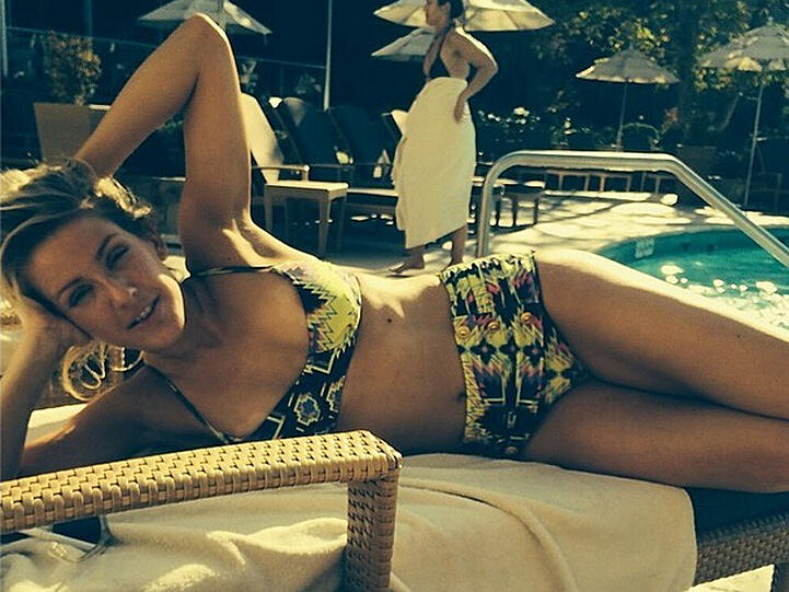 Im Trend: Sängerin Ellie Goulding trägt eine taillierte Bikini-Hose im Aztek-Muster
