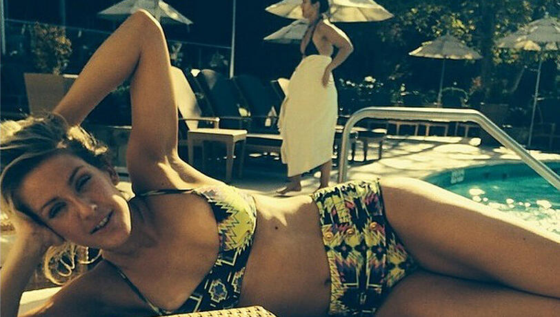 Im Trend: Sängerin Ellie Goulding trägt eine taillierte Bikini-Hose im Aztek-Muster Im Trend: Sängerin Ellie Goulding trägt eine taillierte Bikini-Hose im Aztek-Muster
