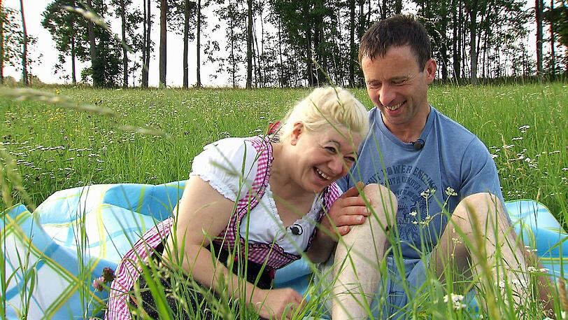 Schäfer Rainer und Heike haben viel Spaß bei ihrem Picknick.