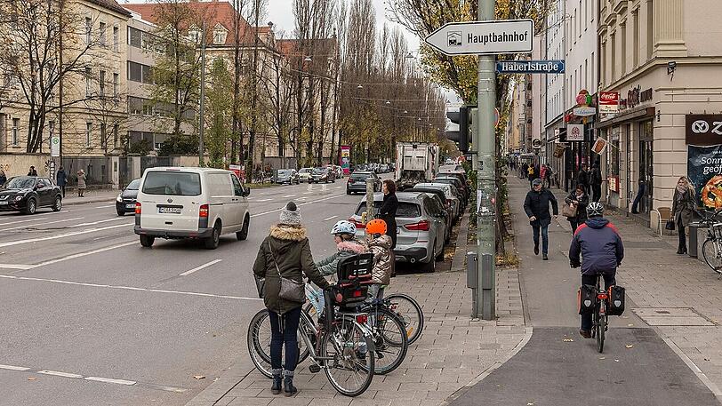 Noch schaut es so aus auf der Lindwurmstraße einwärts: Fußgänger und Radler kommen sich in die Quere...