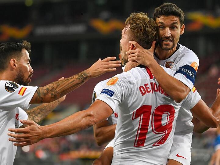 Sevillas Luuk de Jong (M) jubelt mit Jesus Navas (r) und Suso über einen Treffer gegen Inter Mailand.