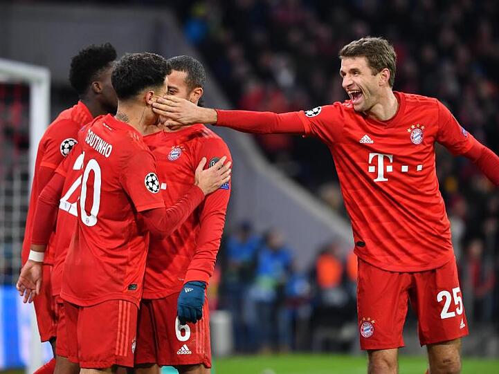 Thomas Müller von Bayern gibt dem Torschützen zum 3:1, Philippe Coutinho lachend einen Klaps. Foto: Peter Kneffel/dpa