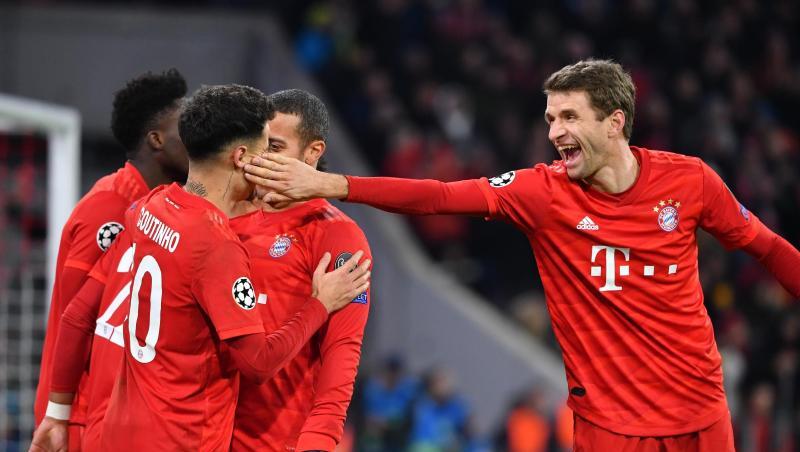 Thomas Müller von Bayern gibt dem Torschützen zum 3:1, Philippe Coutinho lachend einen Klaps. Foto: Peter Kneffel/dpa Thomas Müller von Bayern gibt dem Torschützen zum 3:1, Philippe Coutinho lachend einen Klaps. Foto: Peter Kneffel/dpa