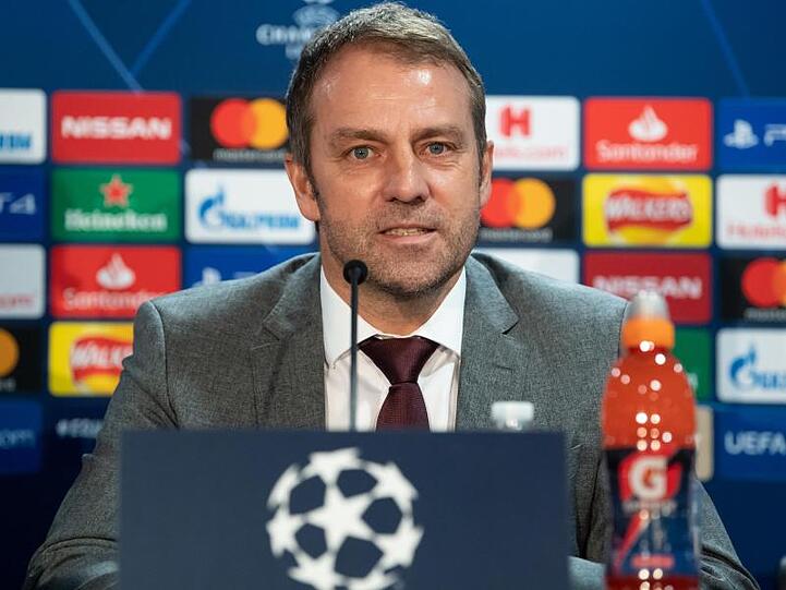 Trainer Hansi Flick von München sitzt bei einer Pressekonferenz auf dem Podium. Foto: Sven Hoppe/dpa