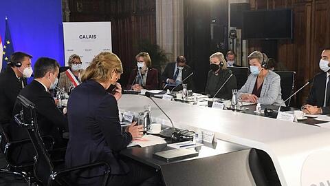 Teilnehmer bei dem Krisentreffen in Calais.