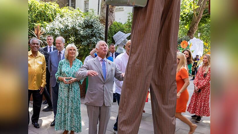 "Hallo da oben", sagte Prinz Charles in Notting Hill zu einer der Kunstfiguren auf Stelzen. "Hallo da oben", sagte Prinz Charles in Notting Hill zu einer der Kunstfiguren auf Stelzen.