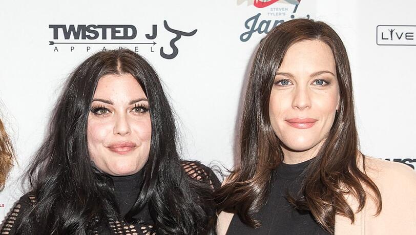 Mia (l.) und Liv Tyler wunderten sich bei ihrem ersten Treffen über ihre Ähnlichkeit. Erst danach erfuhren sie, dass sie Halbschwestern sind.