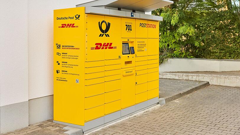 An der Poststation kann man nicht nur Briefe versenden, sondern auch Brief- und Paketmarken kaufen und auch Pakete abholen und versenden. An der Poststation kann man nicht nur Briefe versenden, sondern auch Brief- und Paketmarken kaufen und auch Pakete abholen und versenden.