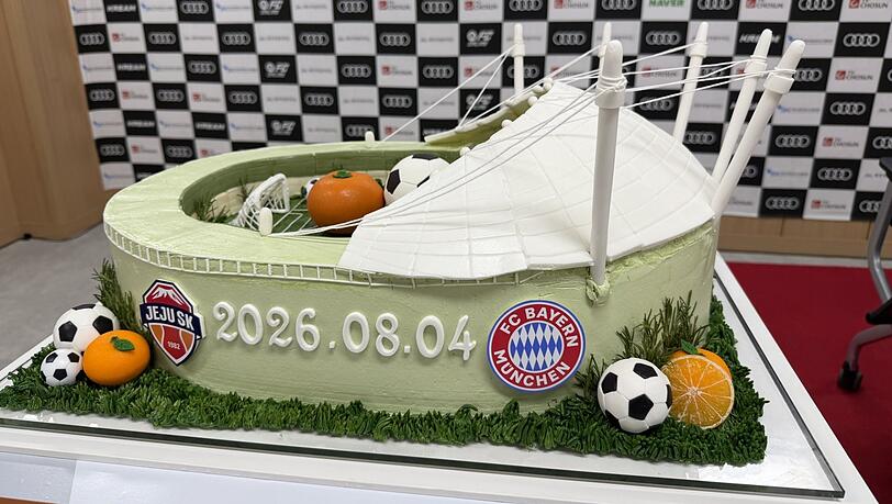 Kuchen in Form des Stadions zum Abschluss der PK für Kim und Kompany Kuchen in Form des Stadions zum Abschluss der PK für Kim und Kompany