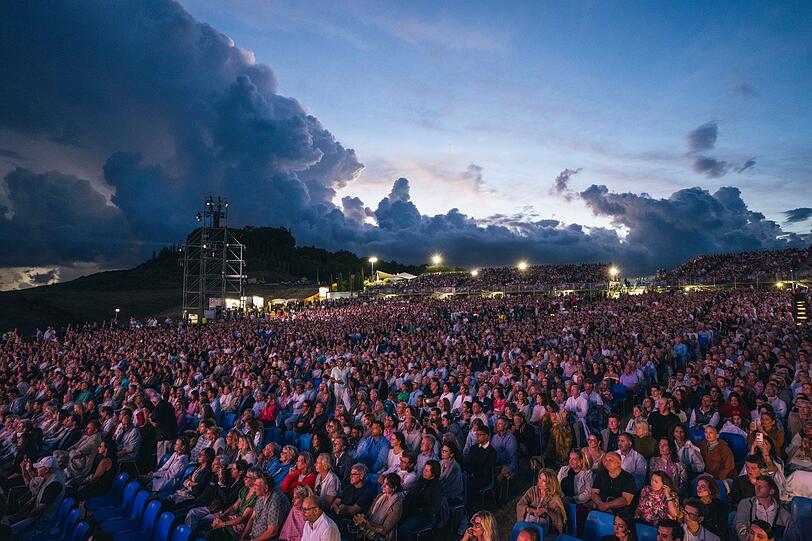 Das Publikum im Teatro del Silenzio bei Volterra lauscht dem Tenor Andrea Bocelli. Das Publikum im Teatro del Silenzio bei Volterra lauscht dem Tenor Andrea Bocelli.