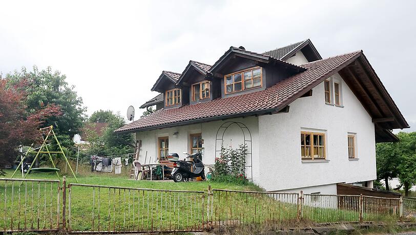 Das Mehrfamilienhaus in Zwiesel, nachdem dort drei Leichen entdeckt wurden. (Archivbild) Das Mehrfamilienhaus in Zwiesel, nachdem dort drei Leichen entdeckt wurden. (Archivbild)
