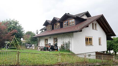 Das Mehrfamilienhaus in Zwiesel, nachdem dort drei Leichen entdeckt wurden. (Archivbild)