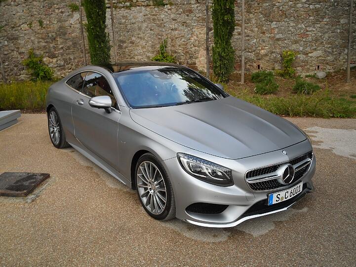 Dezent-aggressive Nase: Das neue S-Klasse Coupé schaut schon im Stand ziemlich dynamisch aus. Und es lockt mit Neigetechnik, einem superschicken Interieur, Swarowski-Kristallen im Scheinwerfer und reichlich Power.